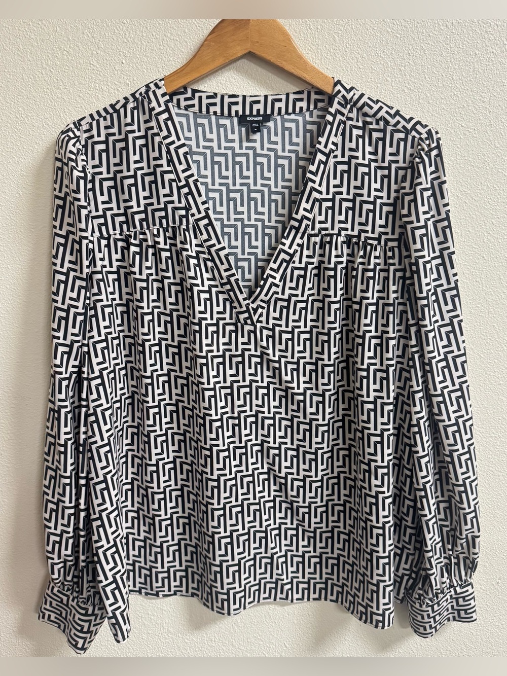 Express XL Black Cream Geometric Print V Neck Long Sleeve Blouse